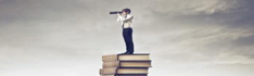 Mann mit Fernrohr auf Bücherstapel, Copyright: olly / fotolia.com