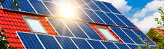 Hausdach mit Solarplatten, Copyright: Jürgen Fälchle_Fotolia.com 